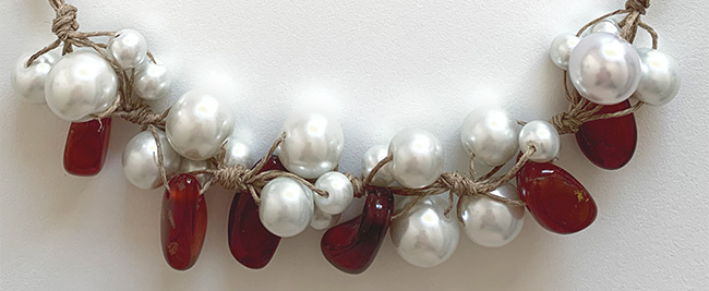 Collana con perle e corniola rossa