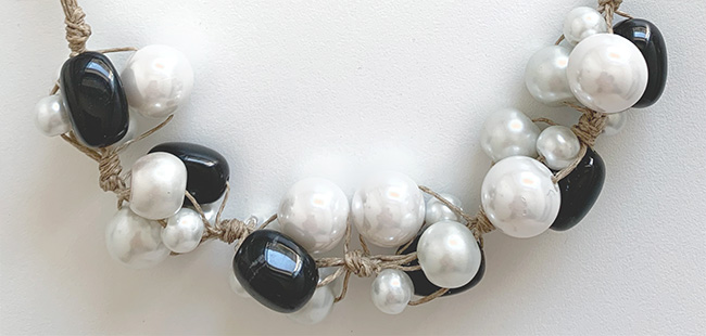 Collana con perle e tormaline nere